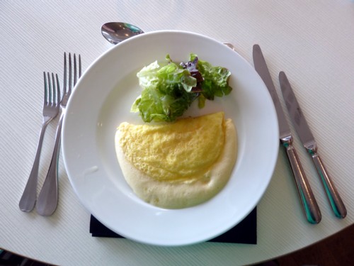 モン サン ミッシェル名物のオムレツこちらはモン サン ミッシェル対岸地区のホテル ル ルレ サン ミッシェル のレストランで食べたオムレツです 作り方は ラ メール プラ ルと同じで よく卵を銅鍋で泡立てて焼きあげます ふんわりしていて唇に泡